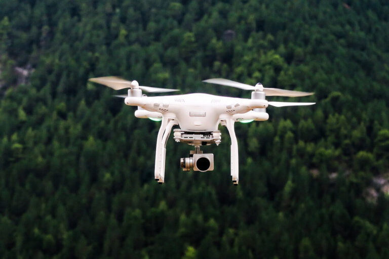 Dron rolniczy wyposażony w kamerę multispektralną do monitorowania stanu roślin nad polem.
